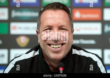 Dresden, Deutschland. 10 Dez, 2019. 10 Dezember 2019, Sachsen, Dresden: Markus Kauczinski, Coach Dynamo Dresden, lacht während einer Pressekonferenz. Kauczinski hat einen Vertrag bis zum 30. Juni 2021 mit Dynamo Dresden, die zweite Liga Rücklicht unterzeichnet. Quelle: dpa Picture alliance/Alamy leben Nachrichten Stockfoto