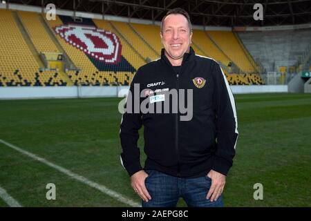 Dresden, Deutschland. 10 Dez, 2019. 10 Dezember 2019, Sachsen, Dresden: Markus Kauczinski, Trainer der SG Dynamo Dresden, ist am Rande einer Pressekonferenz im Stadion. Kauczinski hat einen Vertrag bis zum 30. Juni 2021 mit Dynamo Dresden, die zweite Liga Rücklicht unterzeichnet. Quelle: dpa Picture alliance/Alamy leben Nachrichten Stockfoto