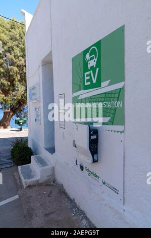 Solar Electric Car Ladestation, Livadia Tilos, Dodecanese Inseln, südliche Ägäis, Griechenland mit Strom versorgt. Stockfoto