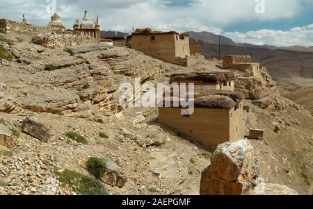 Isolierte Dorf Tashigang mit gemauerten Häuser und Buddhistischen Stupas am Horizont im Sommer in den Himalaya. Himachal Pradesh, Indien. Stockfoto