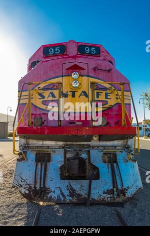 Santa Fe RP45 Dieselmotor im klassischen warbonnet Farben auf Anzeige an Western America Railroad Museum am Harvey Haus Railroad Depot in der Nähe der Route 66 Stockfoto