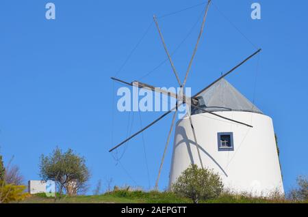 Traditionelle Windmühle in Castro Marim, Algarve, Portugal Stockfoto