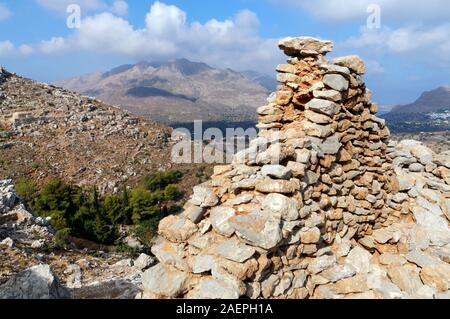 Missaria Burg und die Berge von Tilos, Tilos Island, Dodecanese Inseln, südliche Ägäis, Griechenland. Stockfoto