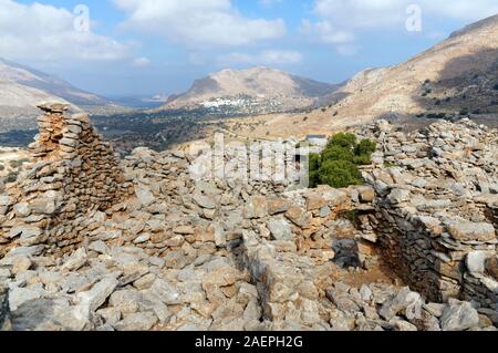 Missaria Burg und die Berge von Tilos, Tilos Island, Dodecanese Inseln, südliche Ägäis, Griechenland. Stockfoto