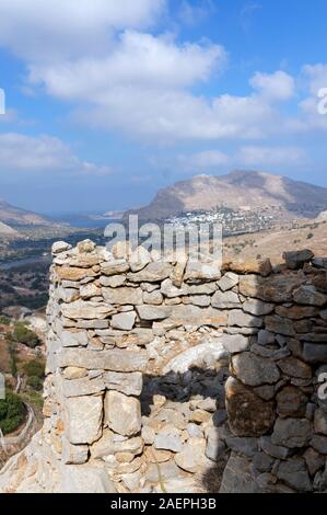 Missaria Burg und die Berge von Tilos, Tilos Island, Dodecanese Inseln, südliche Ägäis, Griechenland. Stockfoto