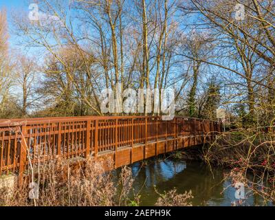 Fußgängerbrücke überqueren den Fluss Cherwell, Winter Bäume und Pflanzen, Universität Parks, Oxford, Oxfordshire, England, UK, GB. Stockfoto