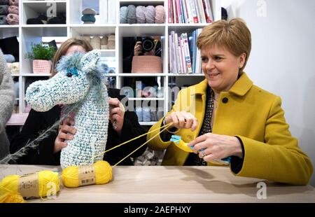 SNP-Chef Nicola Sturgeon (rechts) macht die pom-poms mit SNP Kandidat Kirsten Oswald, da sie in einem knitting Workshop bei einem Besuch der Orry Mühle, Glasgow, während auf der allgemeinen Wahlkampagne Trail. Stockfoto