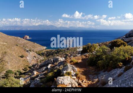 Fußweg vom Mikro Horio zu Lethra Strand, Tilos, Dodecanese Inseln, südliche Ägäis, Griechenland. Stockfoto