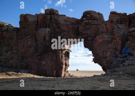 Rock arch in der Mongolei in bewölkten Tag Stockfoto