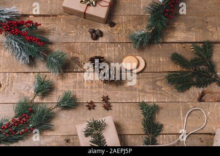 Weihnachten Komposition mit Geschenkboxen, Eukalyptus, tannenzweigen auf Holz- Hintergrund. Ansicht von oben. Stockfoto