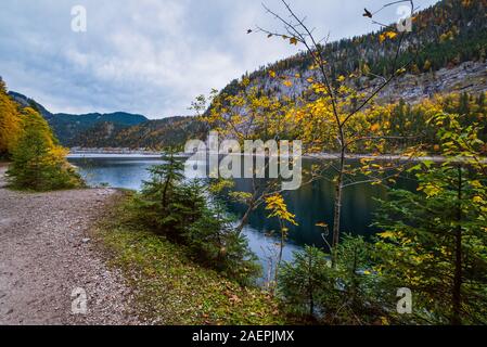 Gosauseen oder Vorderer Gosausee, Oberösterreich. Bunte Herbst alpine Blick auf See mit klarem Wasser und Spiegelungen. Stockfoto