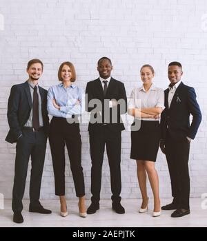 Freundlich diverse Business Teams in die Kamera lächeln Stockfoto