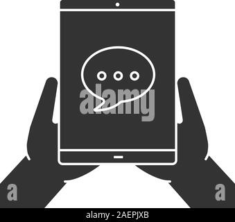 Hände halten Tablet Computer glyph Icon. Plaudern silhouette Symbol. Tablet Computer mit Sprechblase. Negativer Platz. Vektor isoliert Abbildung Stock Vektor