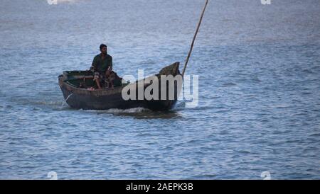 Boote und schiffer sind in Barisal District von Bangladesch in der Mitte der schönen Fluss Stockfoto