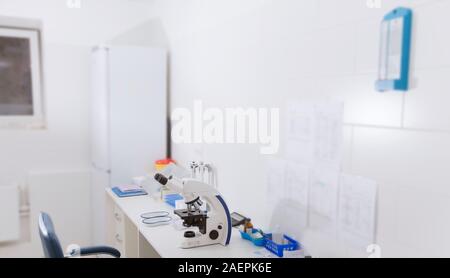 Leeren Raum mit medizinischen Geräten für die Analyse Unscharfer Stockfoto