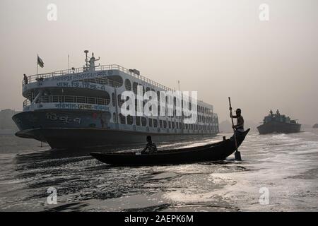 Ein kleines Boot in der Nähe der Fähre auf buriganga Fluss, Dacca, Bangladesch. Stockfoto