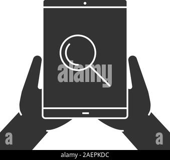 Hände halten Tablet Computer glyph Icon. Silhouette Symbol. Tablet Computer mit Lupe. Negativer Platz. Vektor isoliert Abbildung Stock Vektor