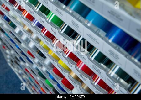 Reihen von Spraydosen der Lack in einem Motor Faktoren shop Stockfoto