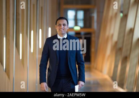 Edinburgh, Großbritannien. 10. Dezember 2019. Im Bild: Anas Sarwar MSP. Gesundheit Minister Jeane Freeman gibt ministerielle Erklärung vor dem Parlament in den Patienten Todesfälle bei der Queen Elizabeth University Hospital (QEUH). Credit: Colin Fisher/Alamy leben Nachrichten Stockfoto