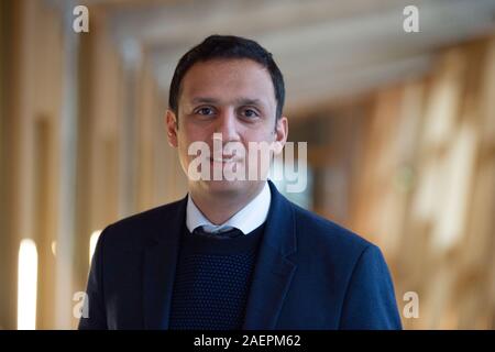 Edinburgh, Großbritannien. 10. Dezember 2019. Im Bild: Anas Sarwar MSP. Gesundheit Minister Jeane Freeman gibt ministerielle Erklärung vor dem Parlament in den Patienten Todesfälle bei der Queen Elizabeth University Hospital (QEUH). Credit: Colin Fisher/Alamy leben Nachrichten Stockfoto