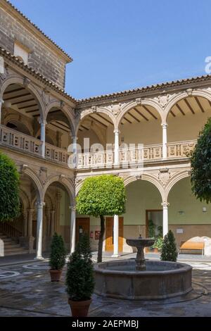 16. jahrhundert Renaissance Innenhof von Schloss Jabalquinto, Baeza, Provinz Jaen, Andalusien, Spanien. Der Palast beherbergt die Antonio Machado Campus der Stockfoto