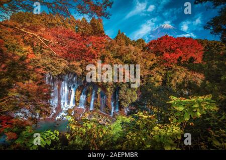 Shiraito fällt mit Mt. Fuji und bunten Herbst Blatt in Fujinomiya, Shizuoka, Japan. Stockfoto