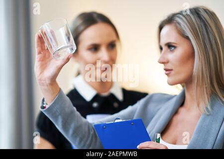 Nach Zimmermädchen und Hotel manager Reinigung der Zimmer Stockfoto