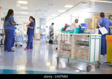 Eine Krankenschwester an einer Arbeitsstation in einem NHS Krankenstation. Der NHS ist zunehmend unter Druck, mit Mangel an der Finanzierung. Stockfoto