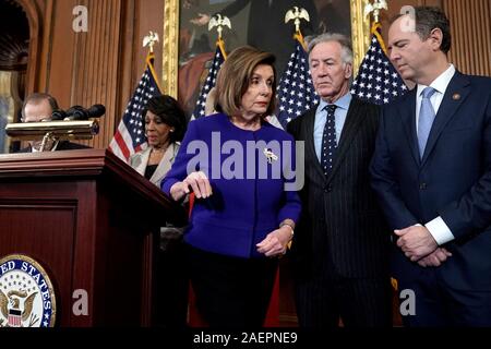 Washington DC, USA. 10 Dez, 2019. Sprecher Nancy Pelosi (D-Calif.) ist bei einer Pressekonferenz am Dienstag, dem 10. Dezember 2019 mitteilen zu können, dass das Haus zwei Artikel Amtsenthebungsverfahren gegen Präsident Trump für Machtmissbrauch und Behinderung der Justiz vor. Foto von Brian Elliott/UPI Quelle: UPI/Alamy leben Nachrichten Stockfoto