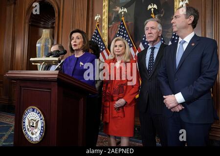 Washington DC, USA. 10 Dez, 2019. Sprecher Nancy Pelosi (D-Calif.) Adressen Reporter während einer Pressekonferenz am Dienstag, 10. Dezember 2019 mitteilen zu können, dass das Haus zwei Artikel Amtsenthebungsverfahren gegen Präsident Trump für Machtmissbrauch und Behinderung der Justiz vor. Foto von Brian Elliott/UPI Quelle: UPI/Alamy leben Nachrichten Stockfoto