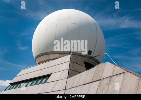 Radar Station für die zivile Luftfahrt auf dem Grand Ballon (1424 m) in den Ballon des Vosges Regionalen Naturpark, Oberrhein (68), Grand Est Region, Frankreich Stockfoto