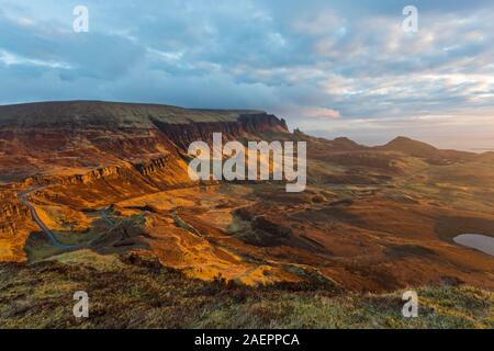 Sunrise Beleuchtung, das Land in einer kalten, frostigen Morgen nach unten aus dem quiraing (Süden), Isle of Skye, Schottland, UK im März Stockfoto