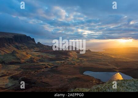 Sonnenaufgang in einer kalten, frostigen Morgen nach unten aus dem quiraing (Süden), Isle of Skye, Schottland, UK im März Stockfoto