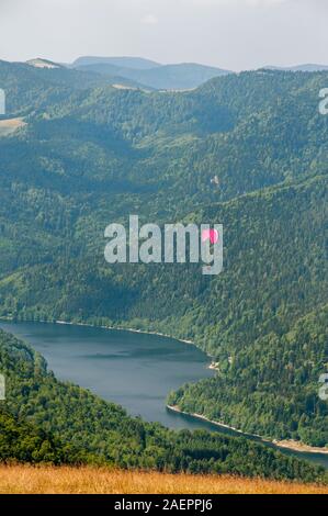 Gleitschirm über Kruth-Wildenstein, Massiv der Vogesen, Oberrhein (68), Elsass, Grand Est Region, Frankreich Stockfoto