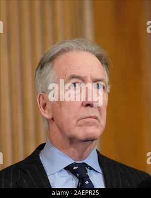 Washington DC, USA. 10 Dez, 2019. United States Vertreter Richard Neal (Demokrat aus Massachusetts), hört auf einer Pressekonferenz die Verlegung der Amtsenthebung von Präsident Donald J. Trumpf, auf dem Capitol Hill in Washington, DC am Dienstag, 10. Dezember 2019. Quelle: dpa Picture alliance/Alamy leben Nachrichten Stockfoto