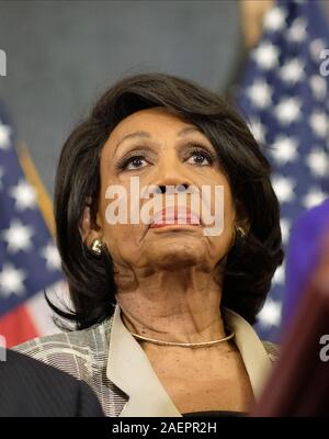 Washington DC, USA. 10 Dez, 2019. United States Vertreter Maxine Waters (Demokrat aus Kalifornien), hört während einer Pressekonferenz, mit dem die Gegenstände der Amtsenthebung von Präsident Donald J. Trumpf, auf dem Capitol Hill in Washington, DC am Dienstag, 10. Dezember 2019. Quelle: dpa Picture alliance/Alamy leben Nachrichten Stockfoto