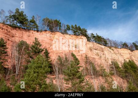 "Carrière Barrois "Steinbruch mit seinem großen roten Sandsteinfelsen, Wardnt Wald, Freyming-Merlebach, Mosel (57), Grand Est, Frankreich Stockfoto