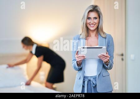 Nach Zimmermädchen und Hotel manager Reinigung der Zimmer Stockfoto