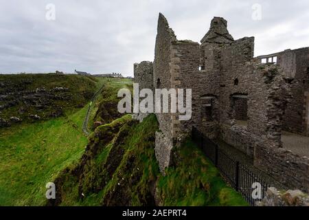 Dunluce Castle, späten Mittelalter zwischen Portrush und Bushmills in Nord Antrim Coast Road, County Antrim, Nordirland Ruine Stockfoto