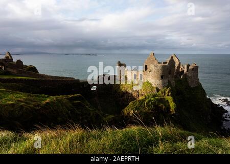 Dunluce Castle, späten Mittelalter zwischen Portrush und Bushmills in Nord Antrim Coast Road, County Antrim, Nordirland Ruine Stockfoto