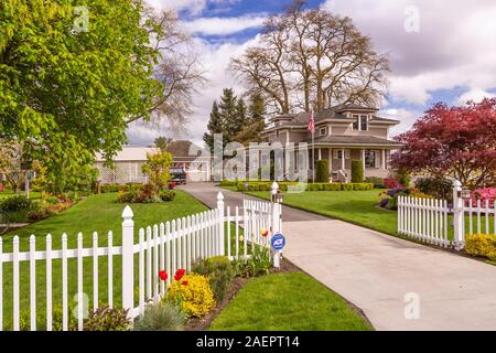 Ein großes Haus mit Frühling Blumen im Skagit Valley in der Nähe von Mount Vernon, Washington, USA. Stockfoto