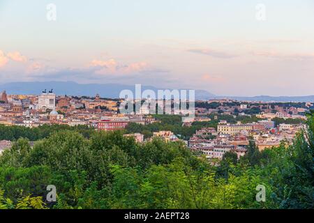 Panoramablick auf die Antenne malerischen Blick auf Rom in der Dämmerung, Italien Stockfoto