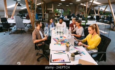 Coworking Prozess. Designer arbeiten mit Projekt im Büro Stockfoto