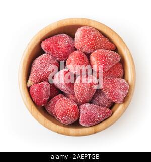 Gefrorene Erdbeeren in Houten auf weißem Hintergrund Stockfoto