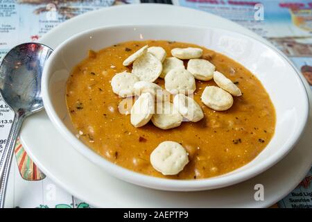 Jensen Beach Florida, Mulligan's Beach House Bar & Grill, Restaurant, Meeresfrüchte, Essensschüssel, Suppe, Meeresfrüchte-Bisque, Austerncracker, FL190920046 Stockfoto