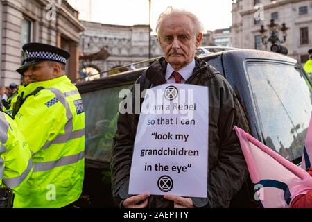 Arzt Peter Cole, 76, zu einem Aussterben Rebellion Veranstaltung im Oktober 2019, der Trafalgar Square, London. Der Arzt ist jetzt im Hungerstreik Stockfoto