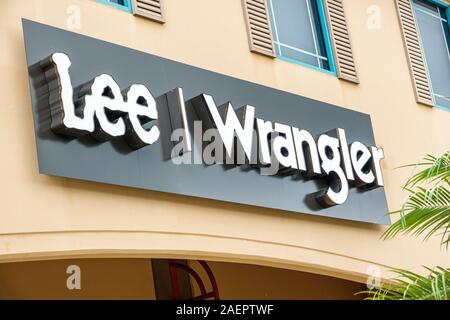 Vero Beach Florida, Vero Beach Outlets, Outdooreinkaufszentrum, Shopping Shopper Shopper Geschäfte Geschäfte Markt Märkte Marktplatz Kauf Verkauf, Einzelhandelsgeschäft Stockfoto