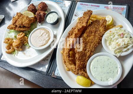 Jensen Beach Florida, Mulligan's Beach House Bar & Grill, Restaurant, Meeresfrüchte, Lebensmittelteller, frittierte Fischfilets, Meeresfrüchte, Krautsalat, Mittagessen, FL190920048 Stockfoto