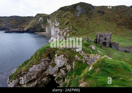 Frau wandern an Kinbane Schloss, spektakulär auf der Antrim Coast in Nordirland gelegen, Großbritannien Stockfoto