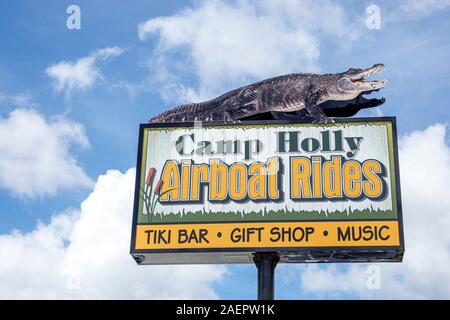 Melbourne, Florida, St. Saint Johns River, Camp Holly Airboat Rides, Tiki Bar, Attraktionen am Straßenrand, Schild, Alligator, FL190920072 Stockfoto